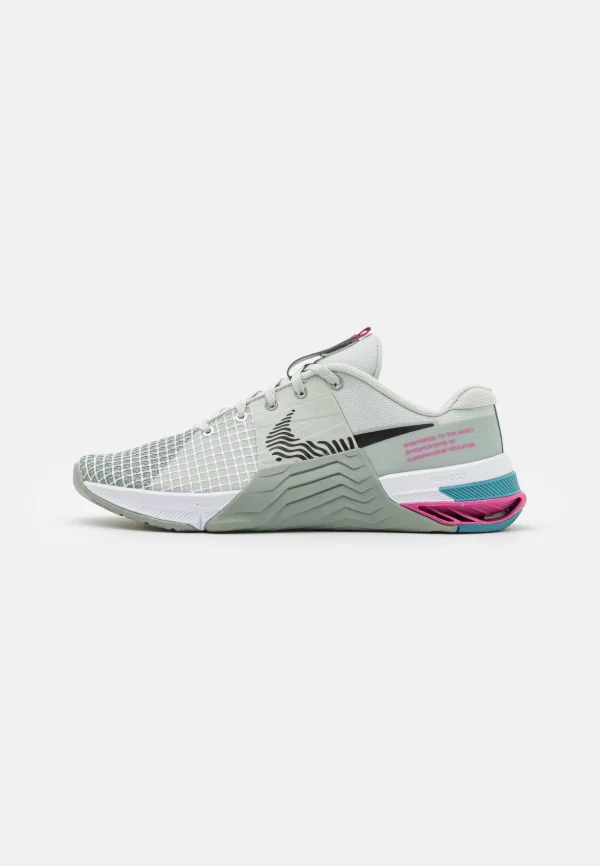 Nike Performance Metcon 8 – Chaussures Fitness – Lt Silver/Black/Mica Green/Cosmic Fuchsia/White/Noise Aqua 1