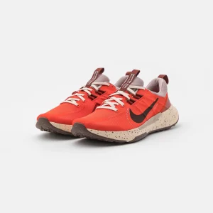 Nike Performance Juniper Trail 2 – Chaussures De Running – Picante Red/Earth/Diffused Taupe/Sanddrift/Dark Pony 16