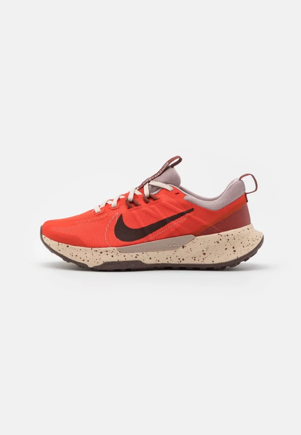 Nike Performance Juniper Trail 2 – Chaussures De Running – Picante Red/Earth/Diffused Taupe/Sanddrift/Dark Pony 1