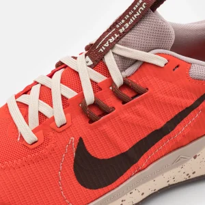 Nike Performance Juniper Trail 2 – Chaussures De Running – Picante Red/Earth/Diffused Taupe/Sanddrift/Dark Pony 24