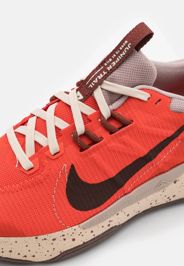 Nike Performance Juniper Trail 2 – Chaussures De Running – Picante Red/Earth/Diffused Taupe/Sanddrift/Dark Pony 9