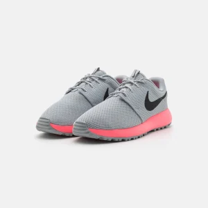 Roshe Next Nature – Chaussures De Golf – Light Smoke Grey/Black/Hot Punch 10