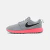 Roshe Next Nature – Chaussures De Golf – Light Smoke Grey/Black/Hot Punch 22